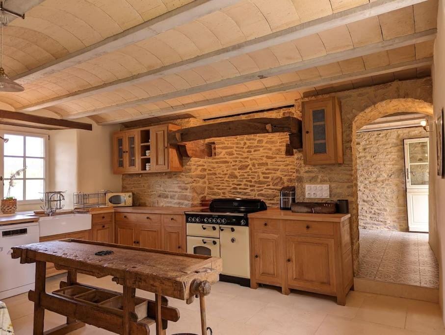 Kitchen or kitchenette, Dining area, stove