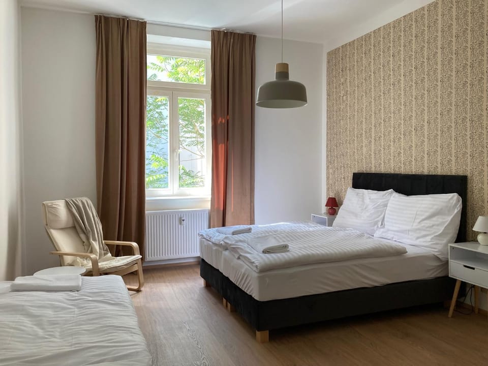 Bed, Bedroom, towels