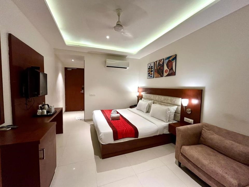 Bed, TV and multimedia, Living room, Seating area, air conditioner