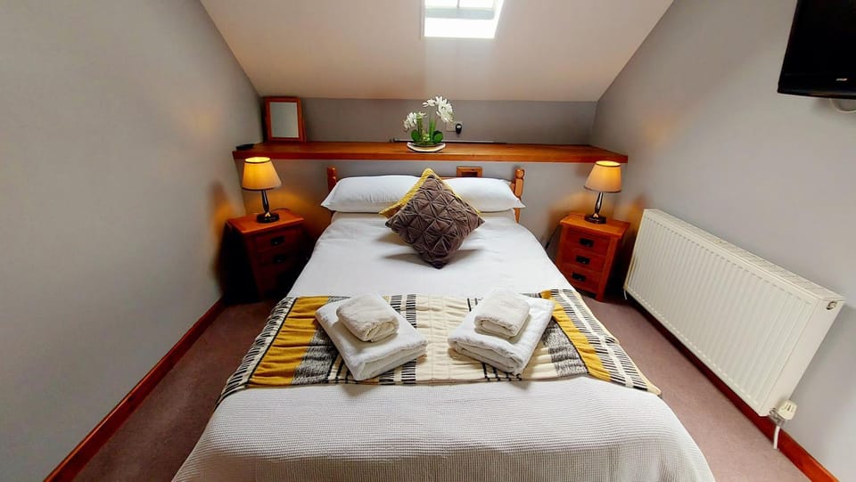 Bed, Photo of the whole room, Bedroom, internet, towels