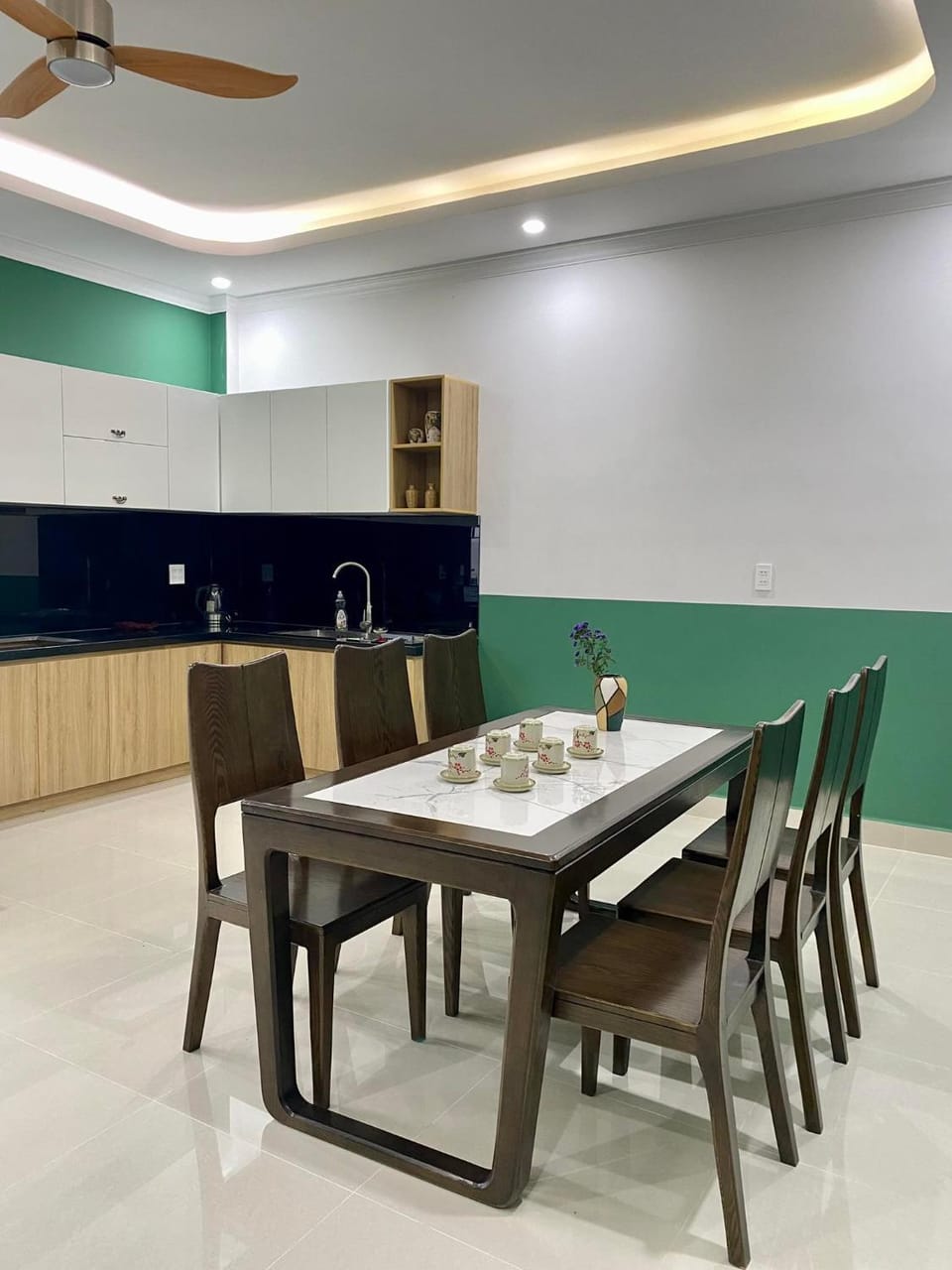 Kitchen or kitchenette, Dining area