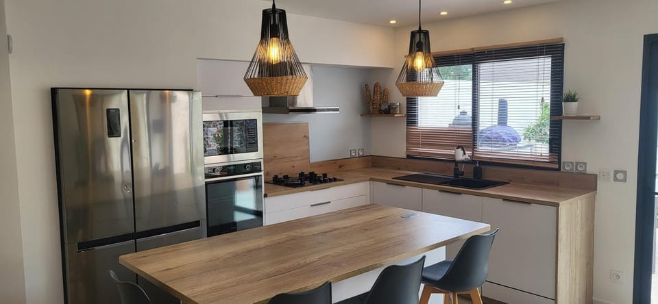 Dining area, dishwasher, oven, stove, toaster
