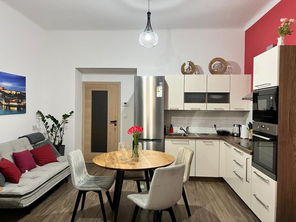 Kitchen or kitchenette, Seating area, Dining area