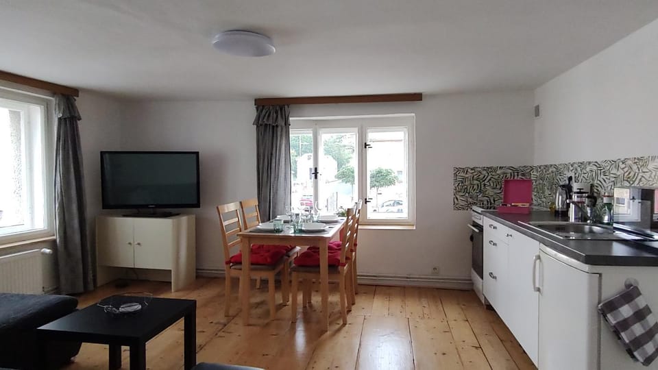 TV and multimedia, Coffee/tea facilities, Kitchen or kitchenette, Living room, Dining area