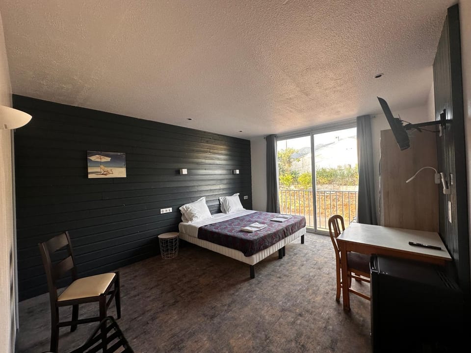 Bed, Photo of the whole room, Bedroom, Garden view