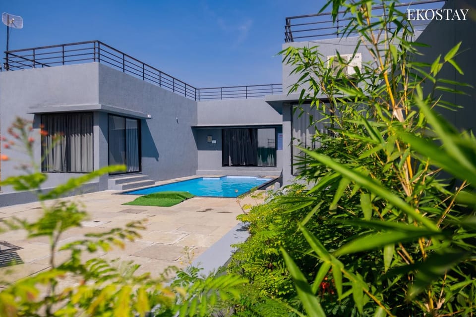 Property building, Spring, Day, Garden, Garden view, Pool view, Swimming pool, sunbed