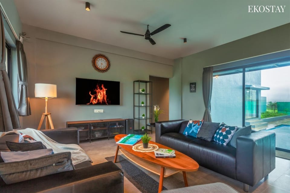Communal lounge/ TV room, TV and multimedia, Living room, Seating area, Evening entertainment