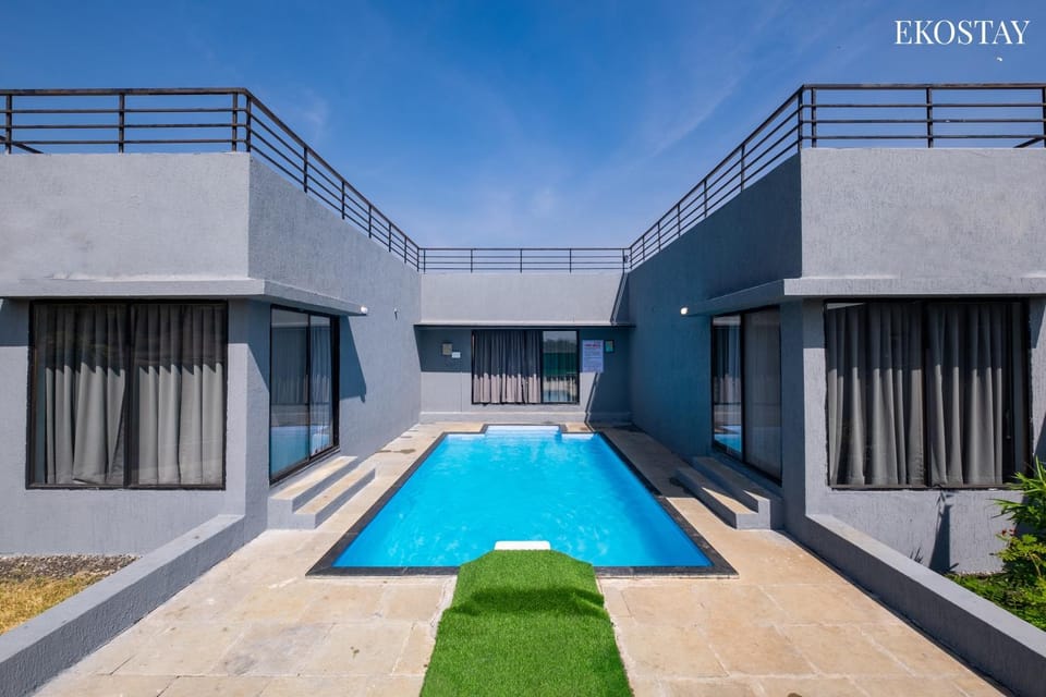 Property building, Day, Pool view, Swimming pool, sunbed