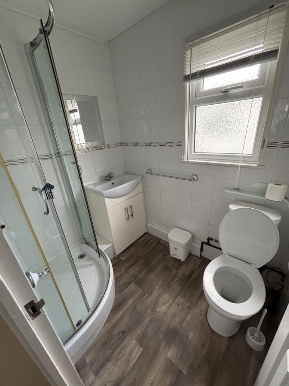 192, Two bed newly refurbished chalet on Sund0wner Holiday Park - Sleeps 5, pet friendly - Includes electricity, bed linen and towels - Entertainment options close by Chalet in Hemsby