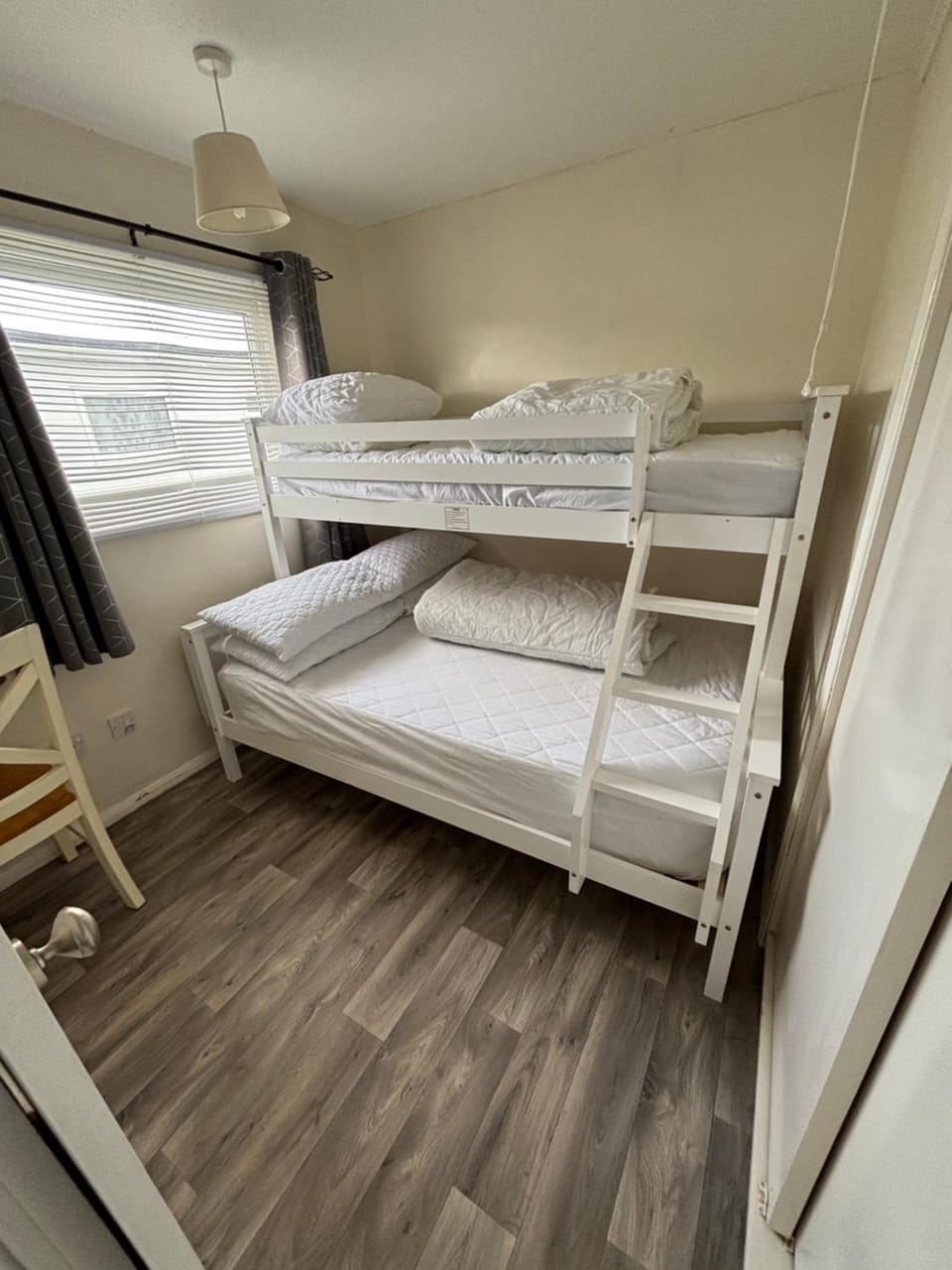 192, Two bed newly refurbished chalet on Sund0wner Holiday Park - Sleeps 5, pet friendly - Includes electricity, bed linen and towels - Entertainment options close by Chalet in Hemsby