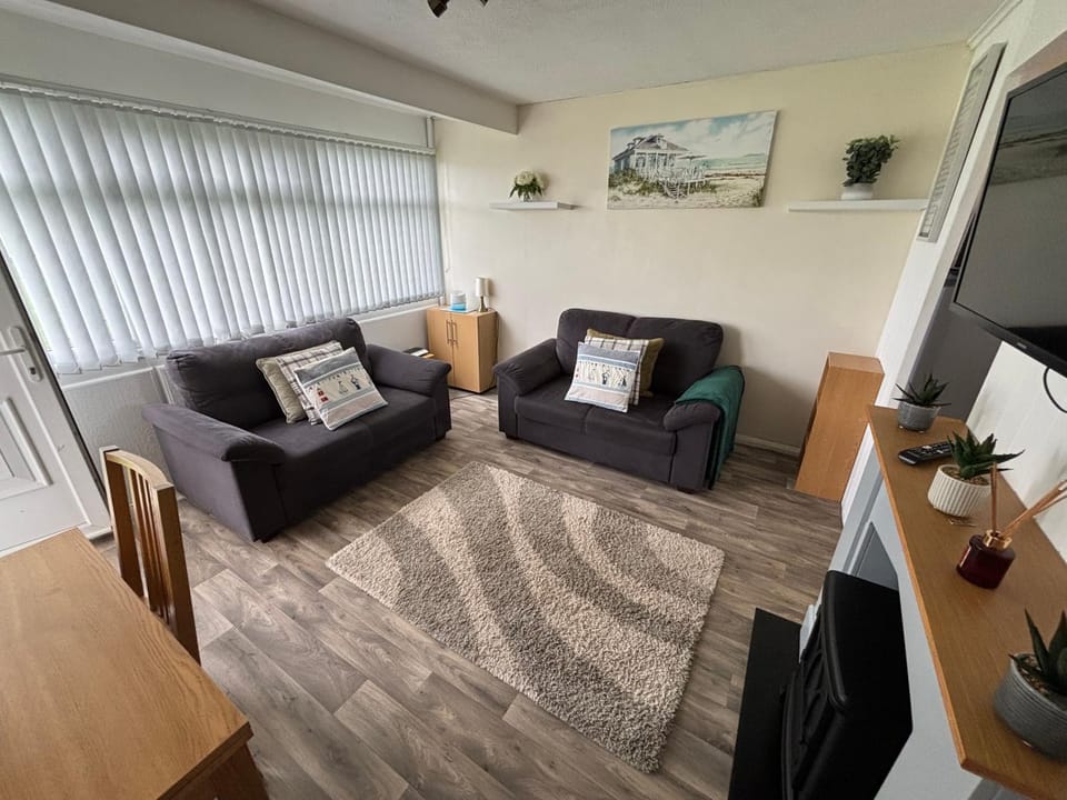 192, Two bed newly refurbished chalet on Sund0wner Holiday Park - Sleeps 5, pet friendly - Includes electricity, bed linen and towels - Entertainment options close by Chalet in Hemsby