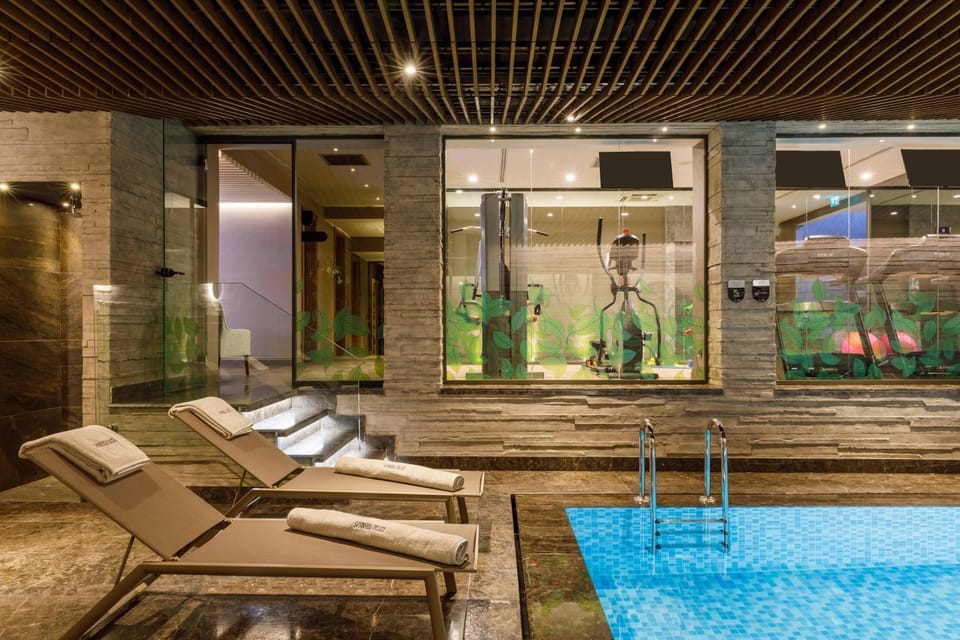 Swimming pool, sunbed