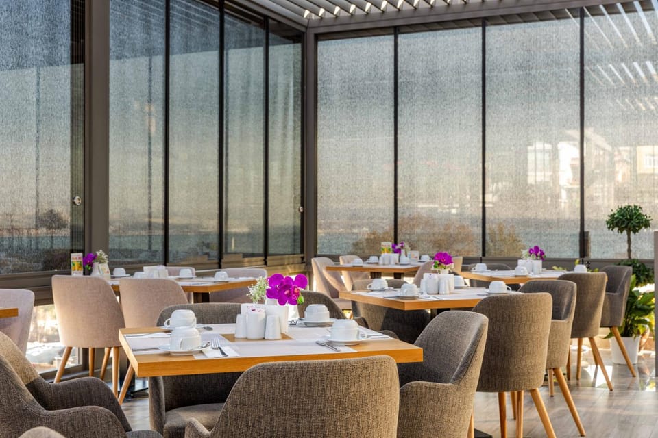Restaurant/places to eat, Banquet/Function facilities, Seating area