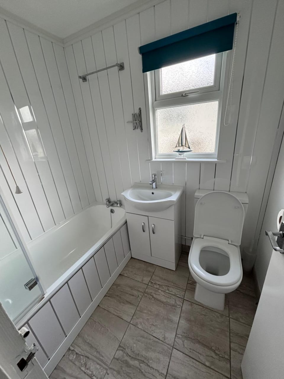 319, Two bed newly refurbished chalet on Sund0wner Holiday Park - Sleeps 5, pet friendly - Includes electricity, bed linen and towels - Entertainment options close by Chalet in Hemsby