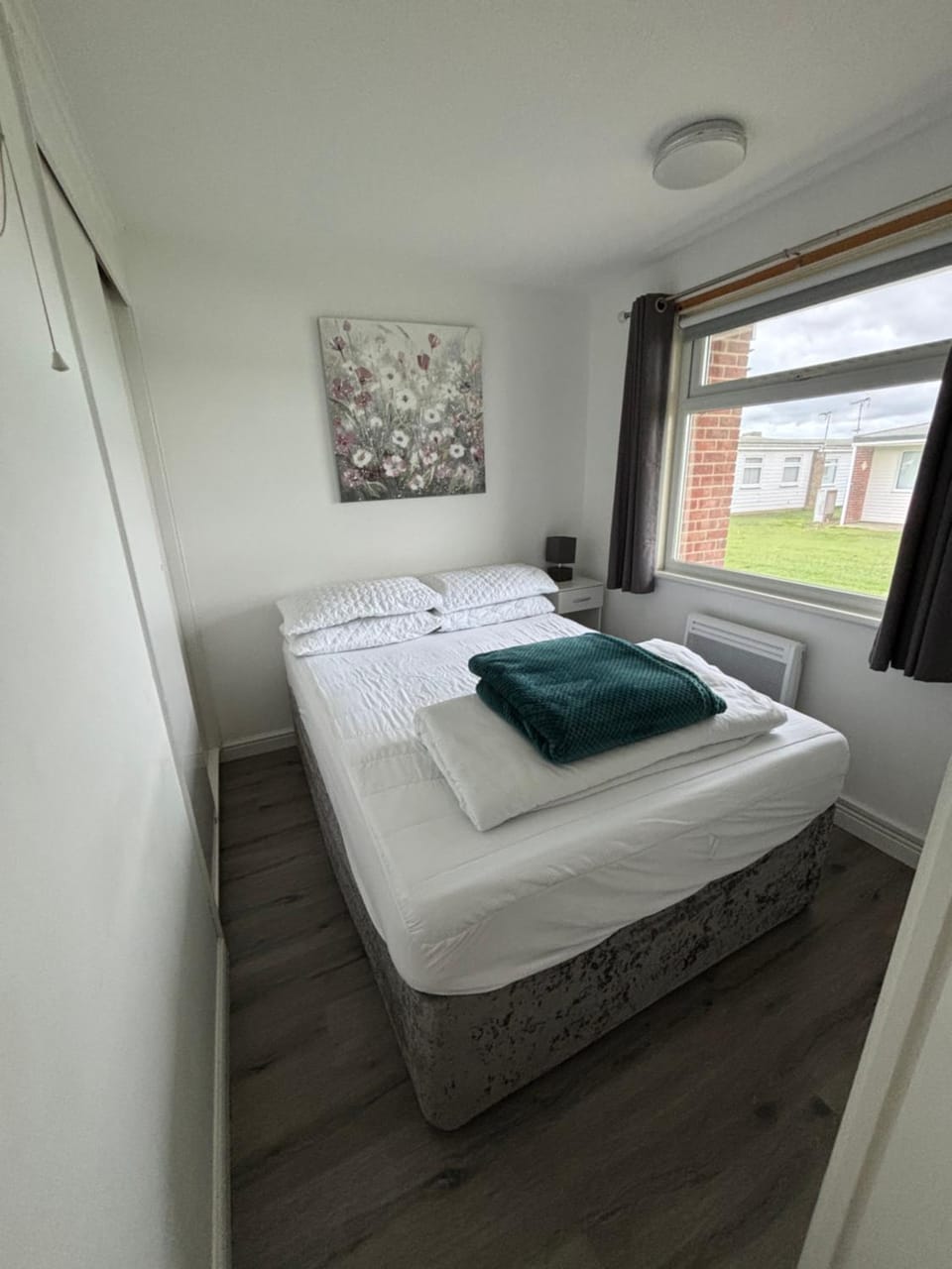 319, Two bed newly refurbished chalet on Sund0wner Holiday Park - Sleeps 5, pet friendly - Includes electricity, bed linen and towels - Entertainment options close by Chalet in Hemsby