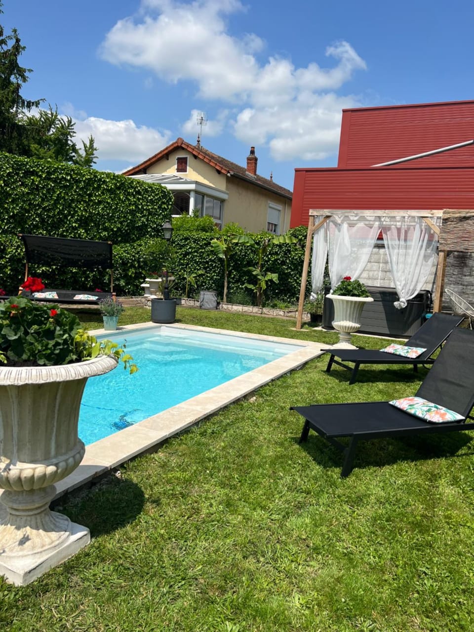 Patio, Spring, Day, Garden, Garden view, Pool view, Swimming pool, sunbed