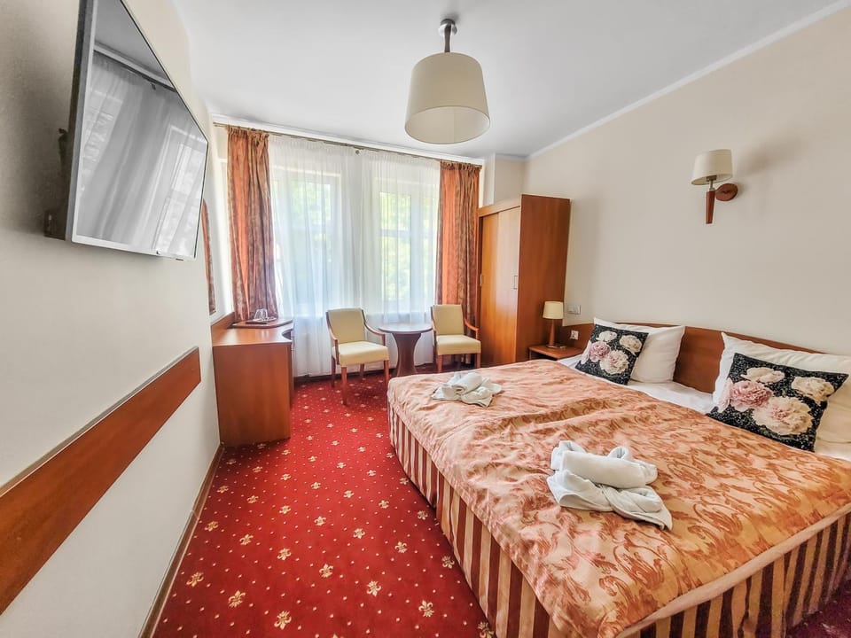 Bed, TV and multimedia, Photo of the whole room