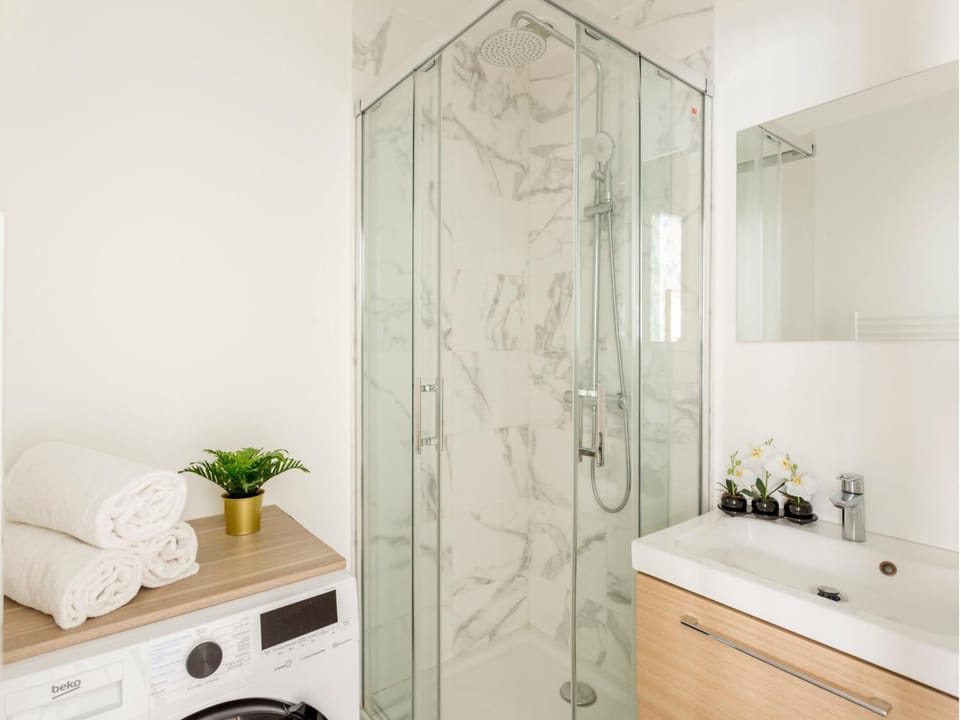 Shower, Bathroom, towels, washing machine