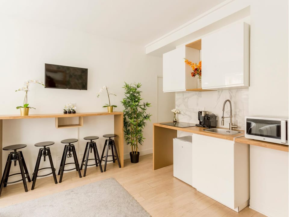 TV and multimedia, Coffee/tea facilities, Kitchen or kitchenette, Dining area, microwave, stove, toaster, kitchen