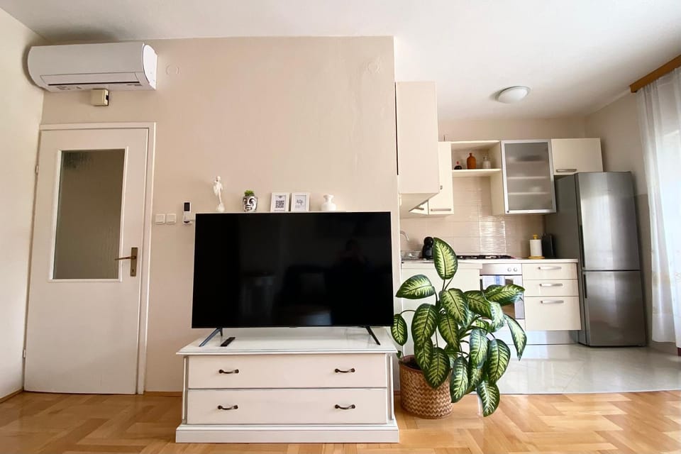 Communal lounge/ TV room, TV and multimedia, Living room