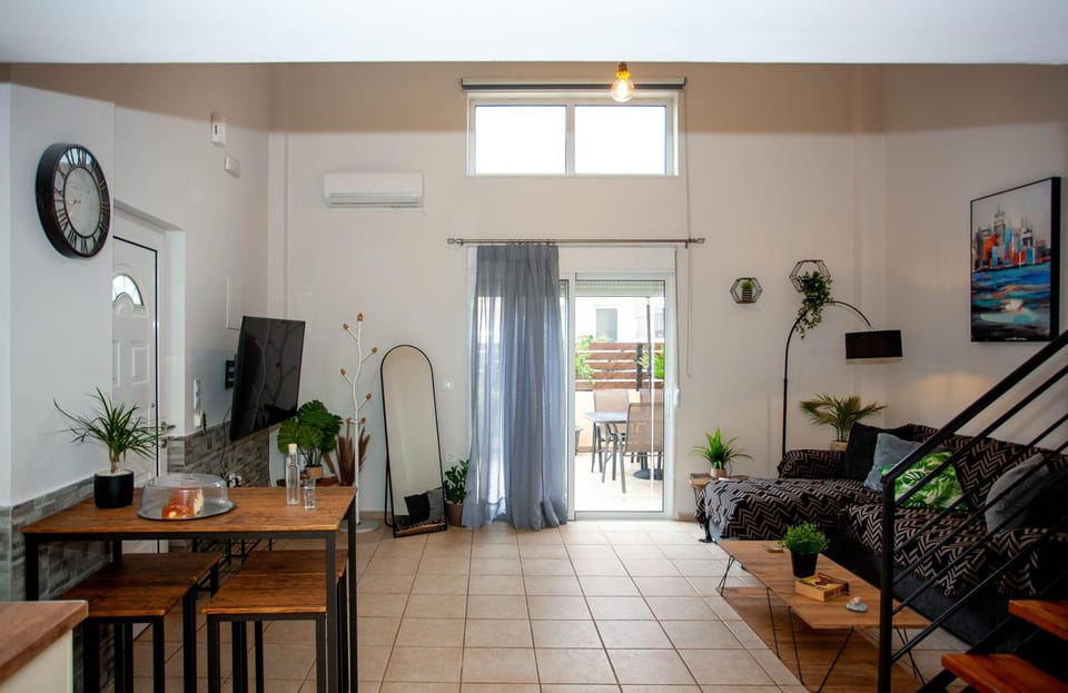 Communal lounge/ TV room, TV and multimedia, Living room, Seating area, Dining area, Evening entertainment, air conditioner