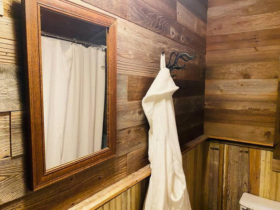 8th St. Cowboy Haus I Biker Friendly I River House in Bandera