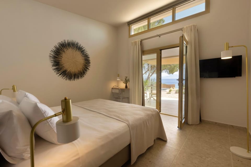 Photo of the whole room, Sea view