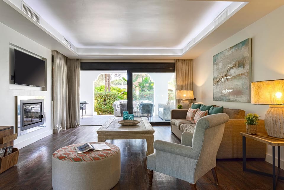Communal lounge/ TV room, TV and multimedia, Living room, Seating area, fireplace