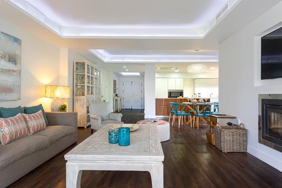 TV and multimedia, Living room, Seating area, Dining area