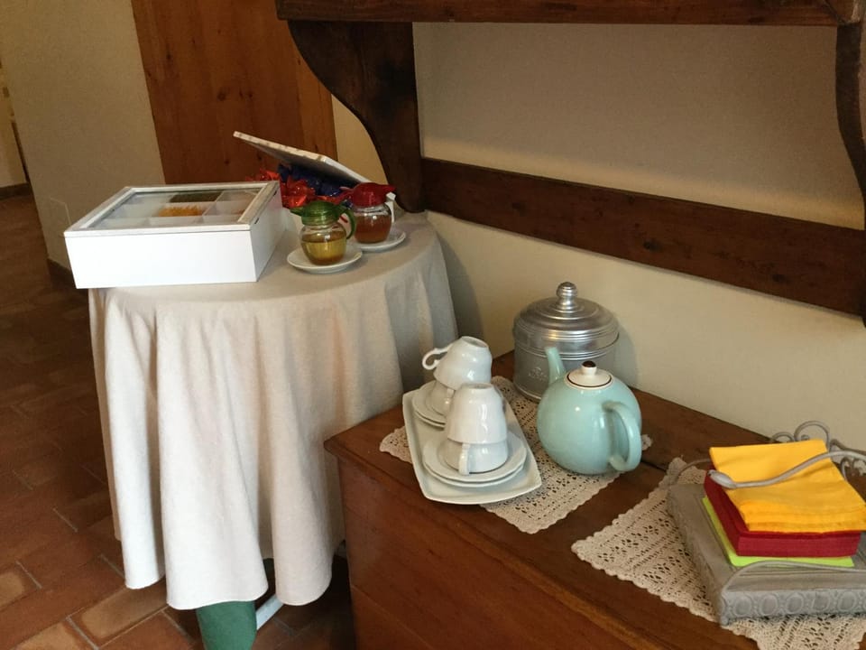 Communal lounge/ TV room, Coffee/tea facilities, Communal kitchen, Breakfast, Continental breakfast, Buffet breakfast, Drinks