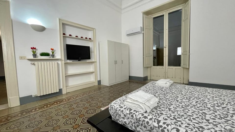 Bed, TV and multimedia, Balcony/Terrace, Balcony/Terrace, Photo of the whole room, Decorative detail, Bedroom, internet, locker, microwave, towels, wardrobe, air conditioner