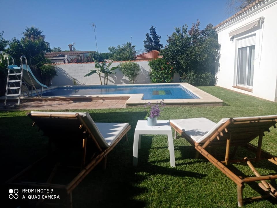 VILLA SANTA CLARA sólo familias Villa in Chiclana de la Frontera