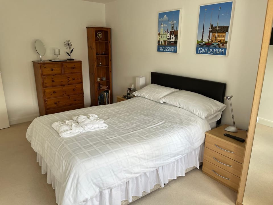 Hampton Vale, Peterborough Lakeside Large Double bedroom with own bathroom Vacation rental in Huntingdonshire District