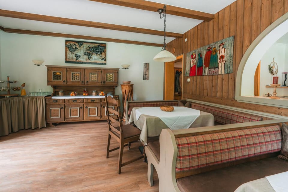 Dining area, Breakfast
