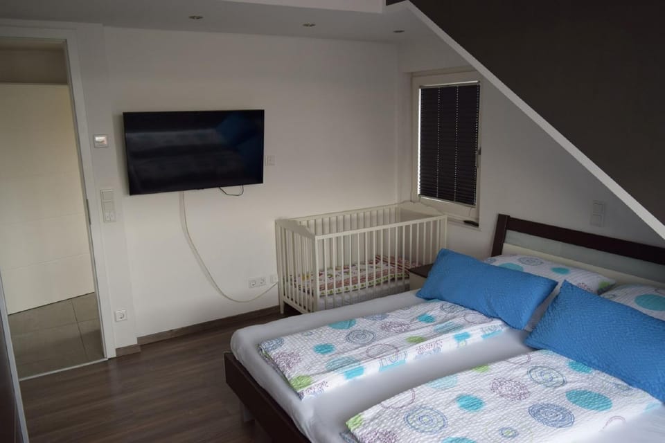 Bed, TV and multimedia, Photo of the whole room, Bedroom