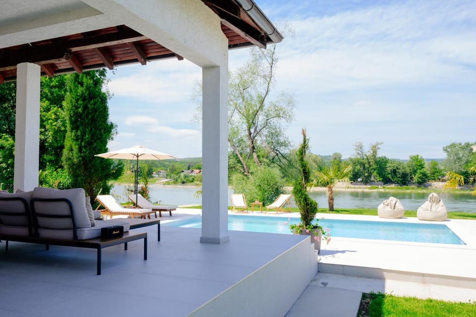 Vikendica Drina Hill sa bazenom Loznica House in Serbia