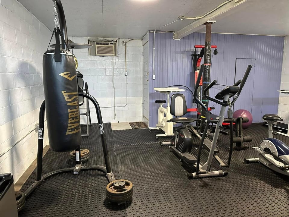 Diamond Apartment with GYM - 2 miles to Fort Sill & just blocks to downtown! Apartment in Lawton