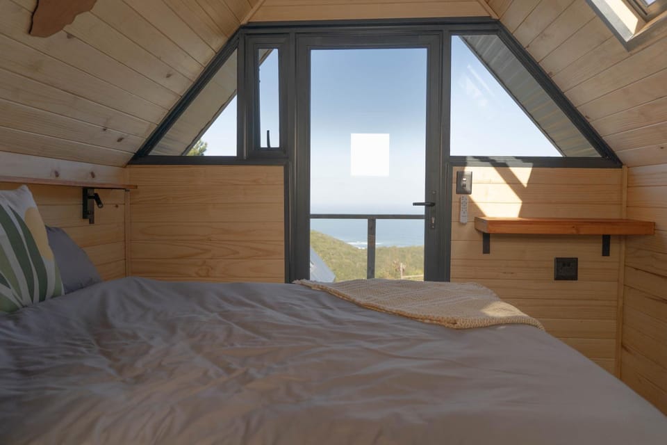 Bed, Natural landscape, Photo of the whole room, Bedroom