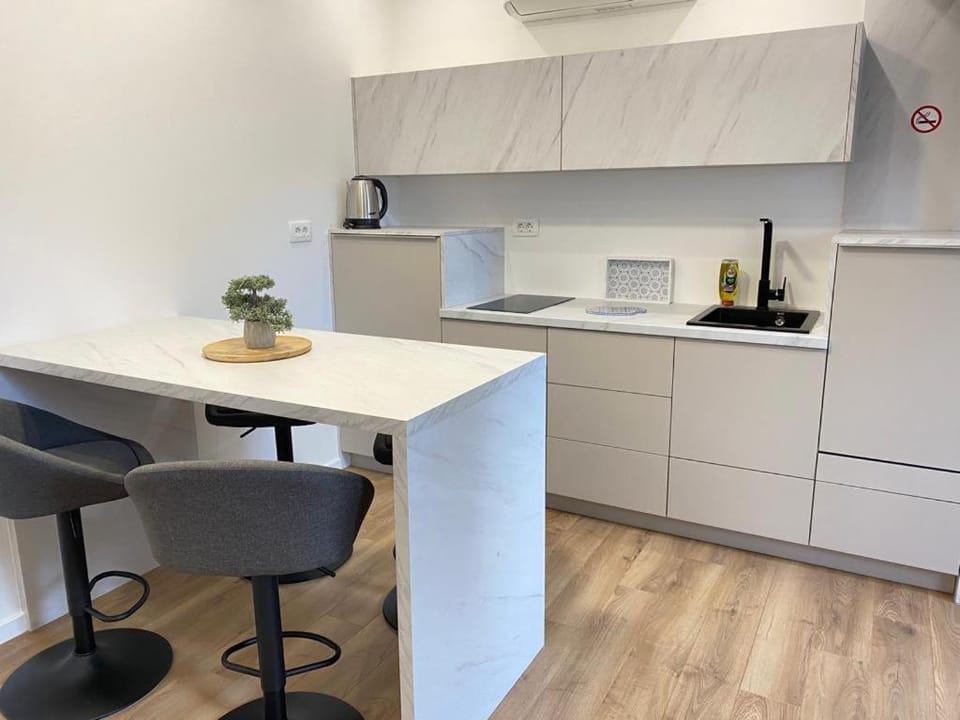 Kitchen or kitchenette, Dining area