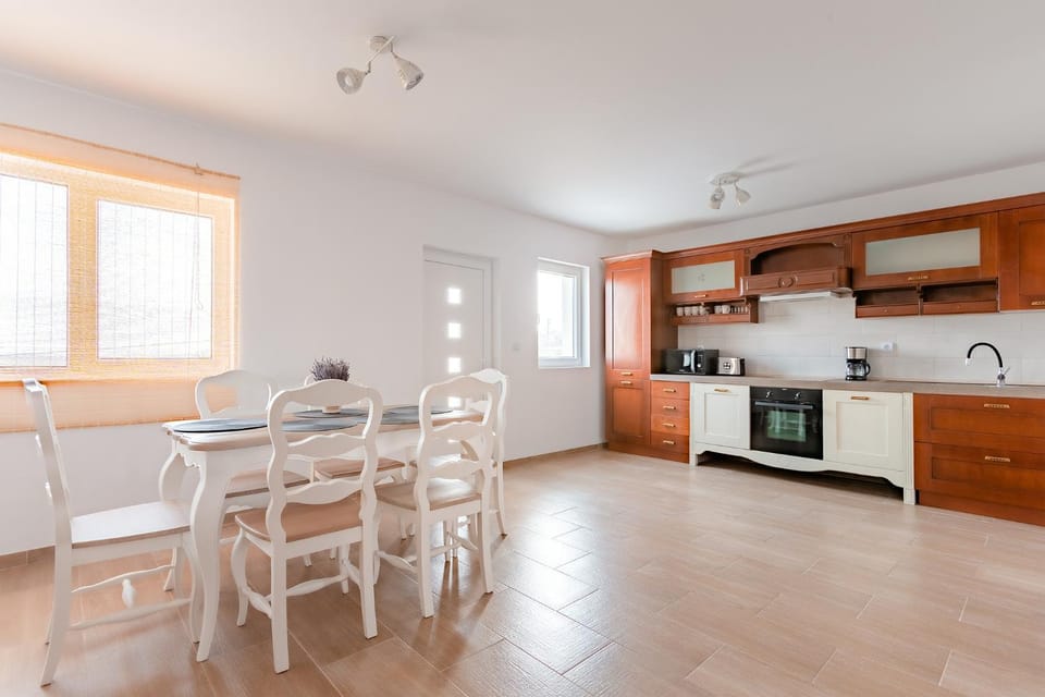 Dining area, kitchen