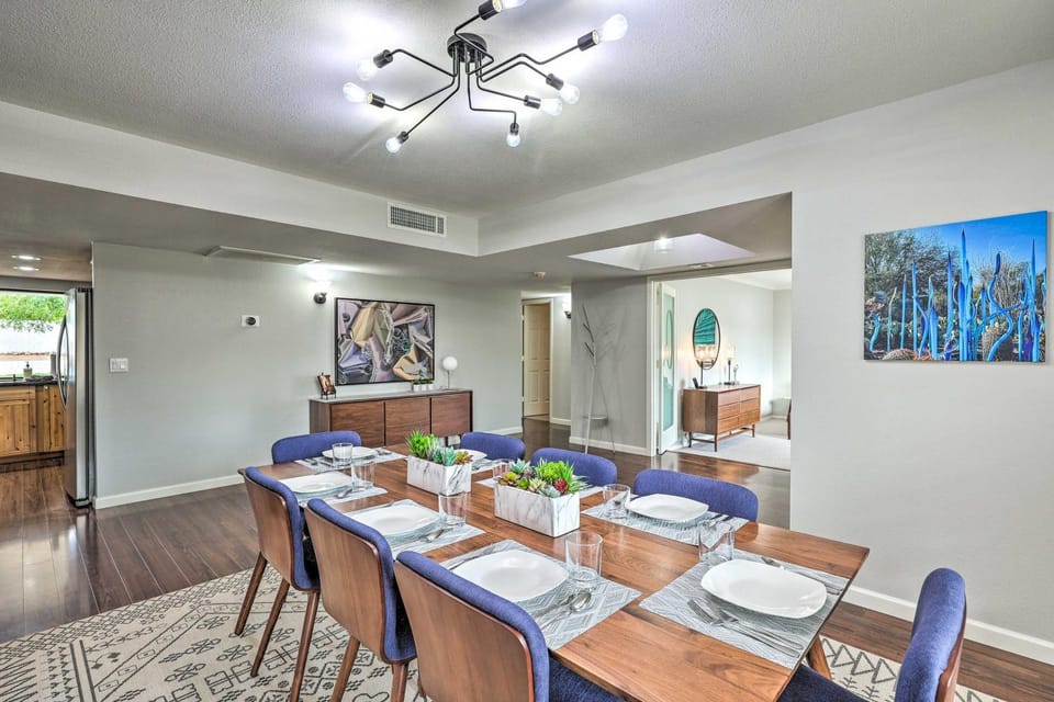 3 Mi to Kierland! Luxe Desert Home w/ Heated Pool House in Buenavante