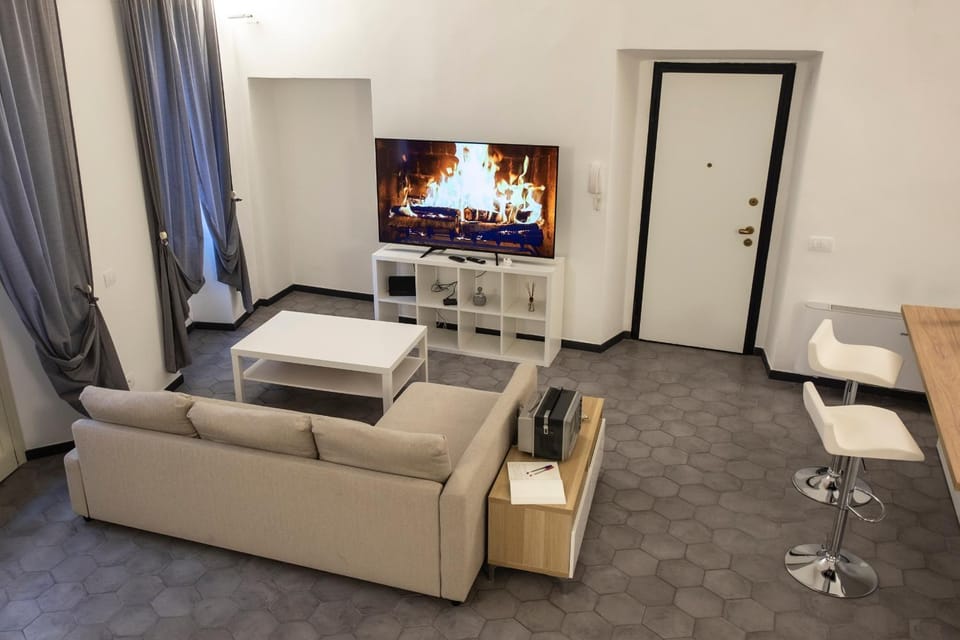 Communal lounge/ TV room, TV and multimedia, Living room, Seating area, Dining area, Evening entertainment