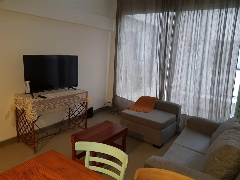 Communal lounge/ TV room, TV and multimedia, Living room, Seating area, Evening entertainment