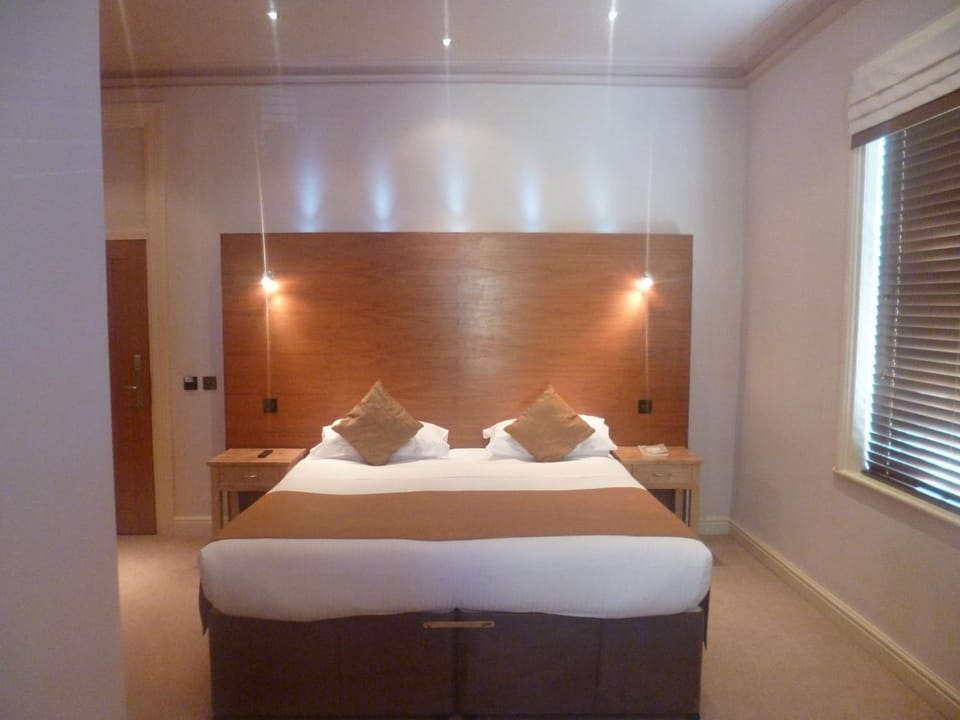 Bed, River view, Sea view