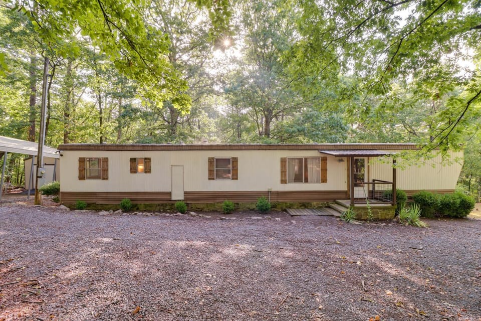 Edgemont Home w/ Deck ~ 9 Mi to Greers Ferry Lake! House in Greers Ferry Lake