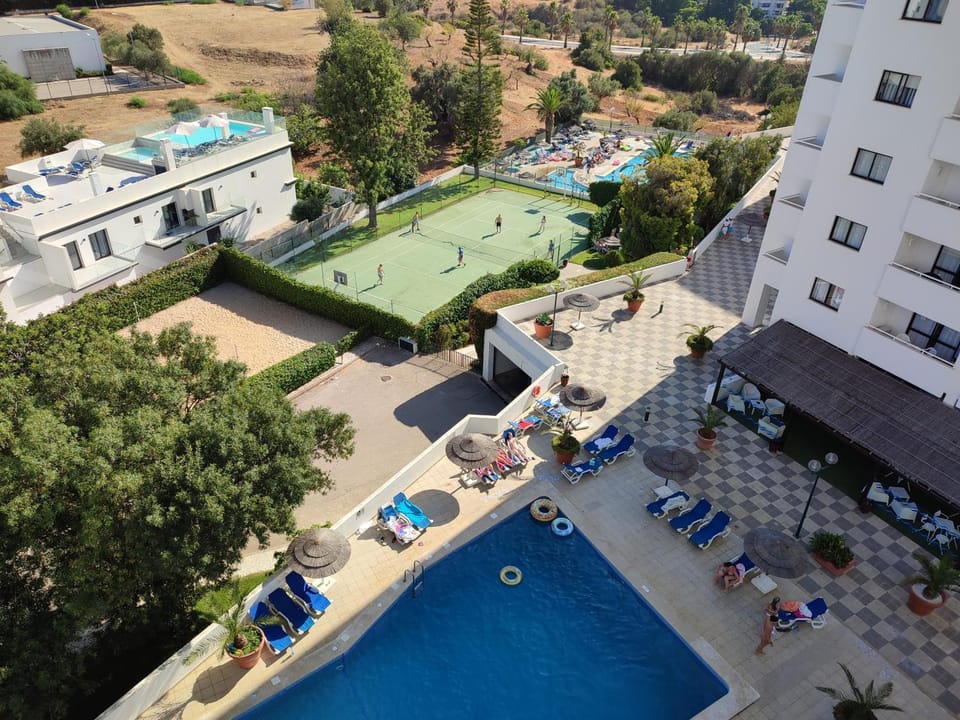 Property building, Restaurant/places to eat, Tennis court, Pool view, Swimming pool, sunbed