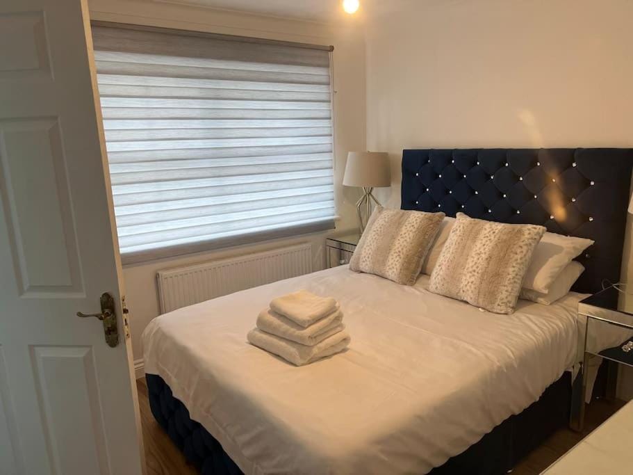 Beautiful 4 bedroom home 3 bathrooms, Excellent location, Family, Group, Corporate, Contractor House in London