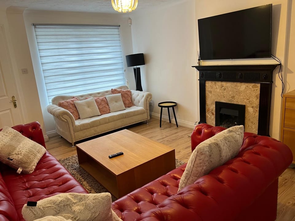 Beautiful 4 bedroom home 3 bathrooms, Excellent location, Family, Group, Corporate, Contractor House in London