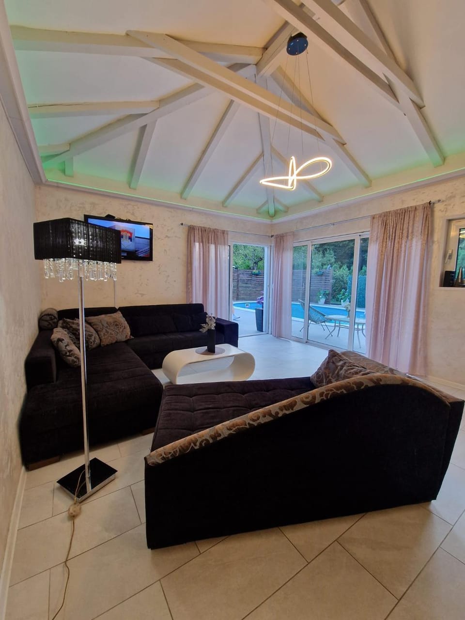 Bed, TV and multimedia, Seating area