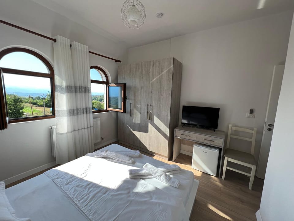 Bed, TV and multimedia, Bedroom, towels